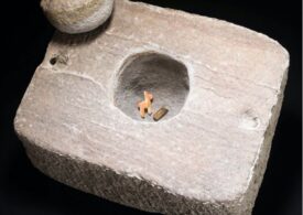 Cea mai bizară ofrandă către zei, descoperită într-o cutie din piatră, pe fundul lacului Titicaca