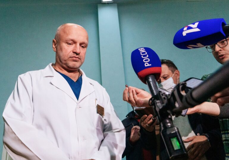 Un avion medical a plecat în Siberia pentru a-l aduce pe Navalnîi în Germania, dar medicii ruși refuză transferul