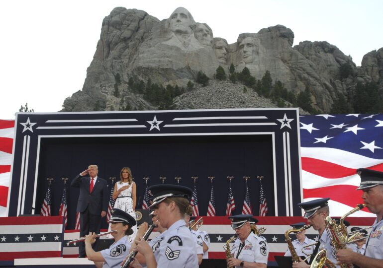 Trump își vrea chipul sculptat în Muntele Rushmore: Având în vedere câte am realizat, poate mai mult decât orice alt președinte, pare o idee bună