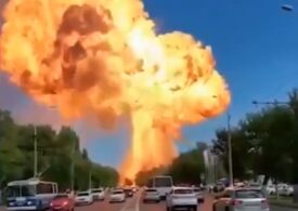 Explozie uriașă la o benzinărie din Rusia. Patru pompieri au fost propulsați în aer de unda de șoc (Video)