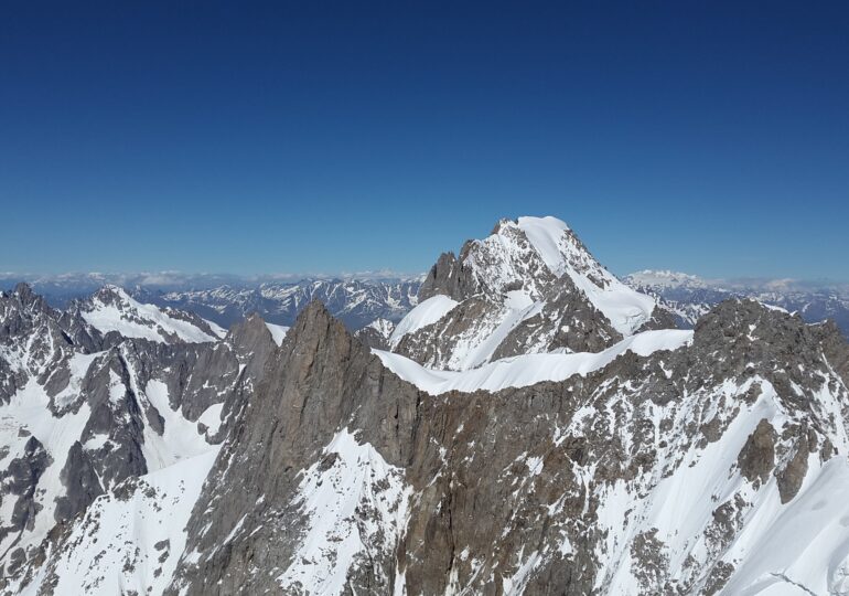 Un ghețar de pe Mont Blanc stă să se prăbușească. Localnicii și turiștii sunt evacuați