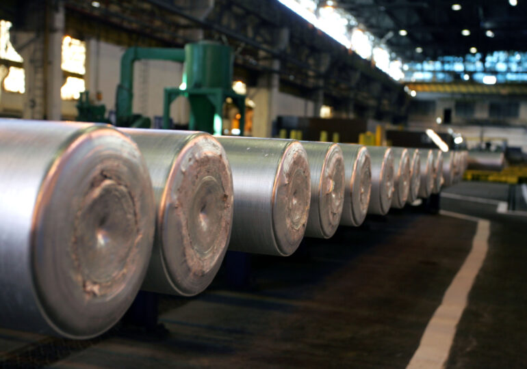 Cel mai mare producător de aluminiu din România riscă să se închidă. Guvernul a promis ajutor acum 2 luni, însă banii nu au ajuns nici până acum