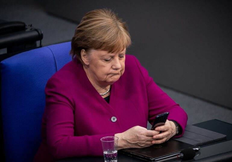 Doamna Merkel, mai aveţi cumva numărul lui Lukaşenko?