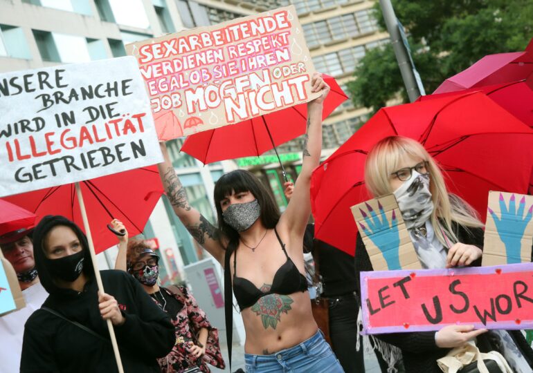 O prostituată din România protestează în Germania, unde bordelurile au fost închise din cauza pandemiei