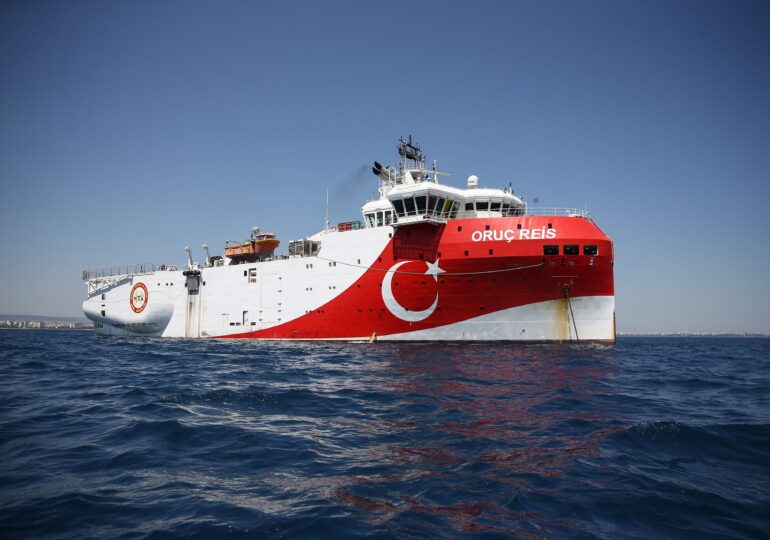 Turcia reia căutarea de hidrocarburi într-o zonă disputată, cu riscul unui conflict cu Grecia