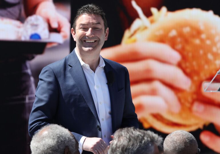 Scandal sexual la McDonald’s: Compania vrea să recupereze zeci de milioane de dolari de la fostul CEO