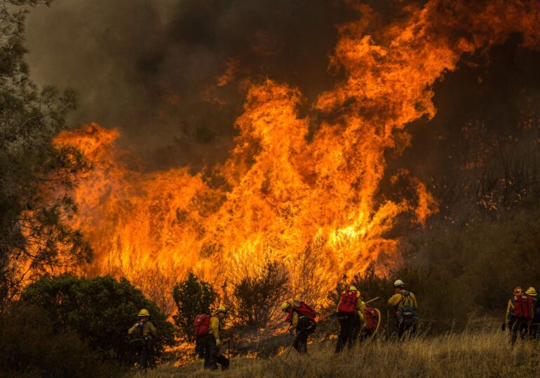 Incendii catastrofale în California: 100.000 de persoane evacuate şi cel puţin 5 morți