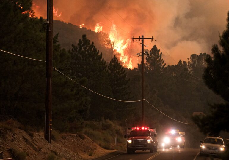 Incendiile fac ravagii în California: Mii de oameni au fost evacuaţi şi sute de case distruse (Video)