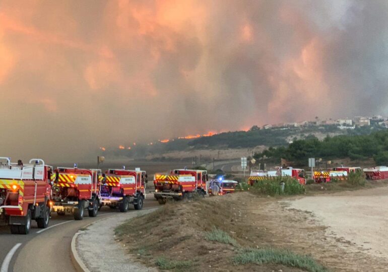 Imagini impresionante de pe litoralul francez, unde un incendiu uriaș pune turiștii în pericol (Foto)