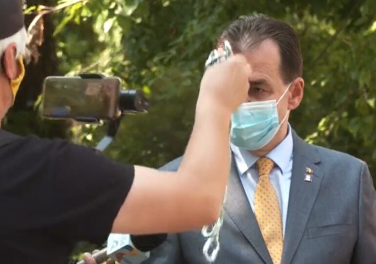 Protest la conferința lui Orban. A refuzat să primească un lanț ca să închida ușa PNL traseiștilor de la PSD: Mie îmi place libertatea (Video)