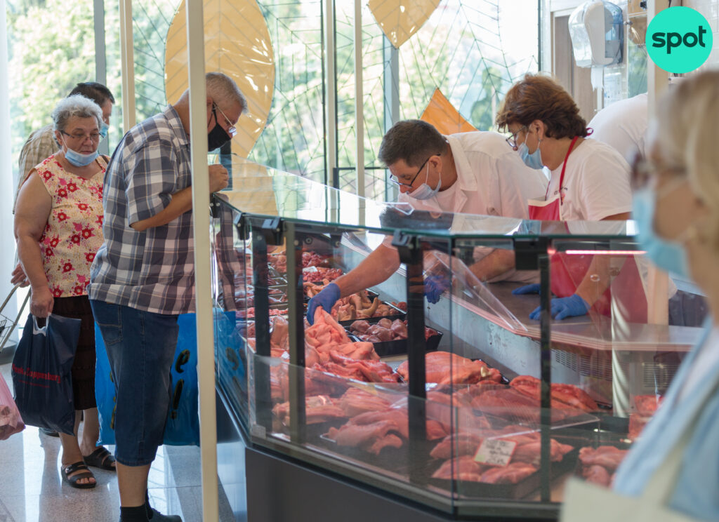 Ministrul Agriculturii cere intervenția Consiliului Concurenței: Nu poți să vinzi la poarta fermei porcul viu cu 4,8 lei, iar la raft să nu găsești carne sub 17-18 lei