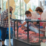 Ministrul Agriculturii cere intervenția Consiliului Concurenței: Nu poți să vinzi la poarta fermei porcul viu cu 4,8 lei, iar la raft să nu găsești carne sub 17-18 lei