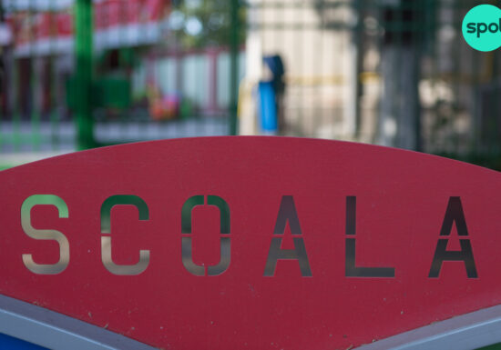 Zi liberă pentru părinți la începerea anului școlar - proiect adoptat tacit de Senat