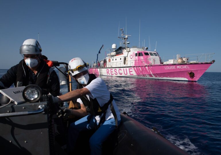 Celebrul Banksy sponsorizează o navă de salvare a refugiaţilor din Mediterană