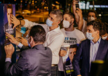 Nicuşor Dan a lipit primul afiș din campanie împreună cu Orban și Barna, la miezul nopții. Au cerut voturile ”bucureștenilor educați” iar pe contestatari i-au numit ”agitatori răsuflați”(Video)