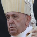 Papa Francisc îi consideră egoişti pe cei care îşi iau câine sau pisică în loc să facă un copil