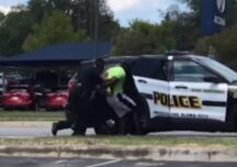 Nou caz controversat în SUA: Un bărbat de culoare a fost arestat pentru că ar fi agresat polițiștii care s-au năpustit pe el în timp ce făcea jogging, crezând că e infractor