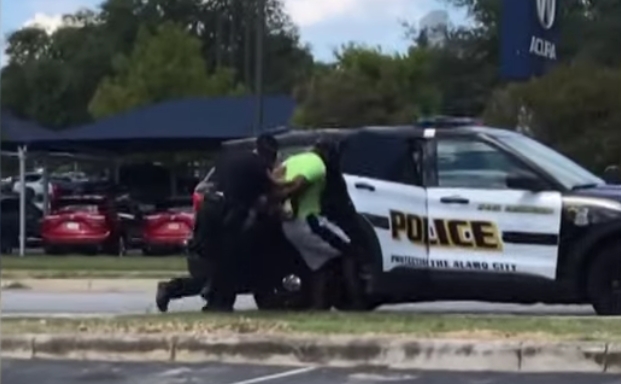 Nou caz controversat în SUA: Un bărbat de culoare a fost arestat pentru că ar fi agresat polițiștii care s-au năpustit pe el în timp ce făcea jogging, crezând că e infractor