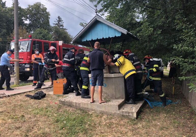 Un bărbat care a căzut într-o fântână adâncă de peste 20 de metri, în Botoșani, a fost salvat de pompieri (Foto)