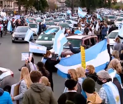 Mii de argentinieni au protestat față de măsurile antiCovid: "Vor să ne domine prin boală şi izolare" (Video)