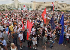 Sute de protestatari s-au adunat din nou la Minsk. Au sfidat un ordin al preşedintelui Lukaşenko, care a cerut poliţiei să elibereze străzile