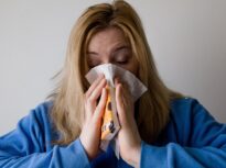 Ce să ai în casă înainte de sezonul răcelilor și gripei. Semnele care ar trebui să te trimită la medic