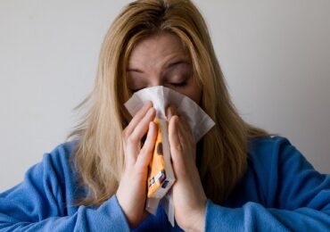 Ce să ai în casă înainte de sezonul răcelilor și gripei. Semnele care ar trebui să te trimită la medic