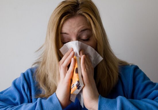 Ce să ai în casă înainte de sezonul răcelilor și gripei. Semnele care ar trebui să te trimită la medic