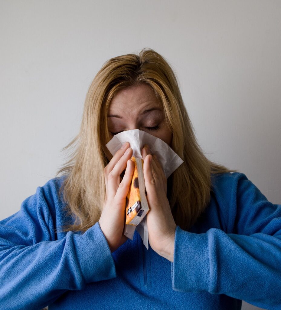 Ce să ai în casă înainte de sezonul răcelilor și gripei. Semnele care ar trebui să te trimită la medic