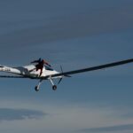 Premieră mondiala: A sărit cu parașuta dintr-un avion alimentat cu energie solară. În picaj avea 150 km/h