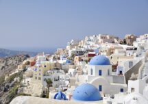 În Santorini, turiştii primesc gratuit măşti de protecție