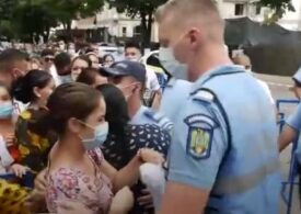 Incident de Sf. Maria, la Curtea de Argeș. Credincioșii s-au împins cu jandarmii, ca să intre la slujbă (Video)