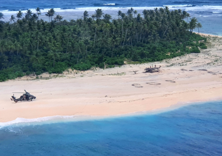 Povestea unor marinari salvați de pe o insulă pustie după ce au scris pe nisip SOS