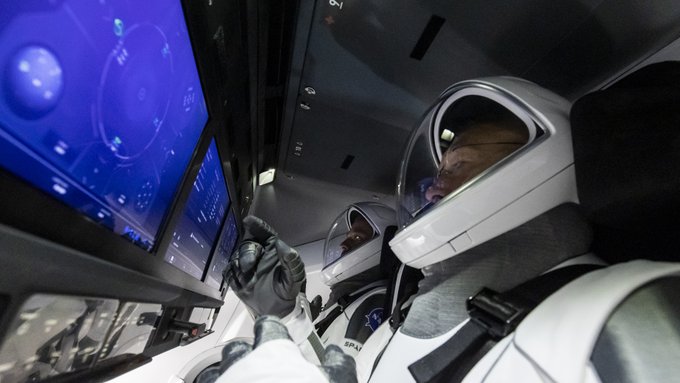 Capsula SpaceX cu doi astronauţi la bord a revenit pe Pământ
