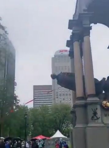 Canada: O statuie a unui fost premier a fost dărâmată de manifestanți. Trona pe soclul ei din 1895 (Video)