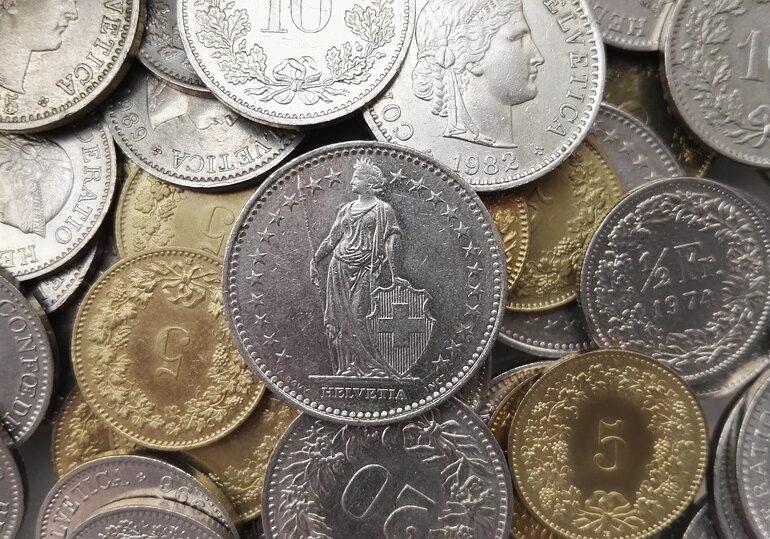 Curs valutar: Euro scade puțin, dar francul elvețian sare de 4,5 lei