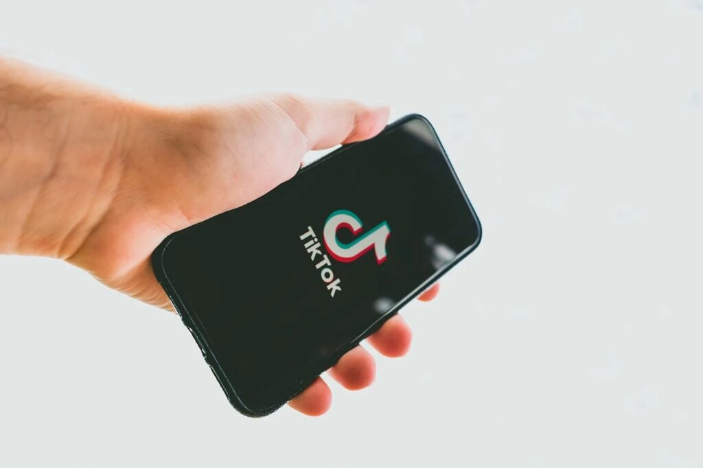Reuters: Tinerii din România folosesc din nou TikTok ca să afle cum să voteze la alegeri
