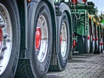 Transportatorii cer plafonarea adaosului comercial la carburanți. Consiliul Concurenței, chemat să verifice prețurile
