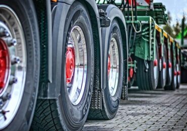 Transportatorii cer plafonarea adaosului comercial la carburanți. Consiliul Concurenței, chemat să verifice prețurile