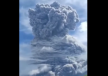 Imagini spectaculoase: Un vulcan a erupt și a format un nor uriaș de cenușă