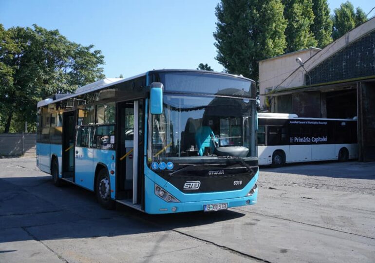 Începând de luni, autobuzele şcolare revin pe trasee în București
