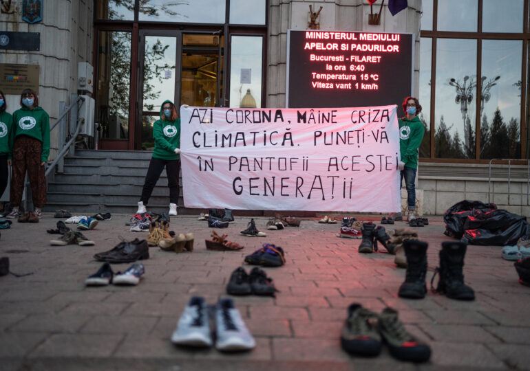 Activiştii Fridays for Future Romania au blocat intrarea în Ministerul Mediului cu zeci de perechi de pantofi (Video)