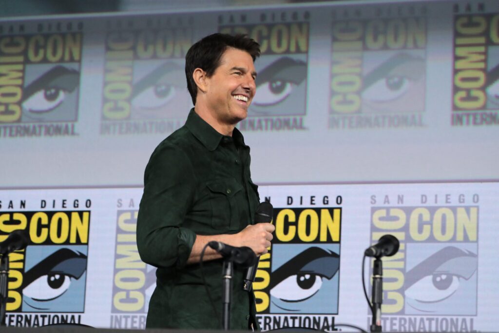 Tom Cruise intră în Cartea Recordurilor, după 16 sărituri cu parașuta în flăcări (Video)