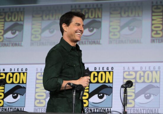 Tom Cruise intră în Cartea Recordurilor, după 16 sărituri cu parașuta în flăcări (Video)