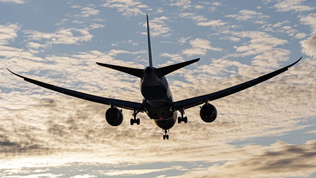 Un Boeing a eliberat tone de kerosen peste opt comune din Belgia și apoi a aterizat de urgență