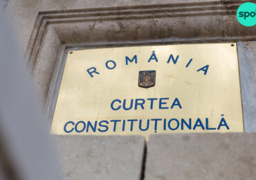 CCR dezbate azi sesizarea lui Bolojan împotriva Înaltei Curți. Miza: 4,8 miliarde de lei pentru salariile magistraților