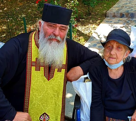 Preotul care le recomanda femeilor de 90 de ani să se ferească de virus cu țuică, apă şi sare a fost diagnosticat cu Covid