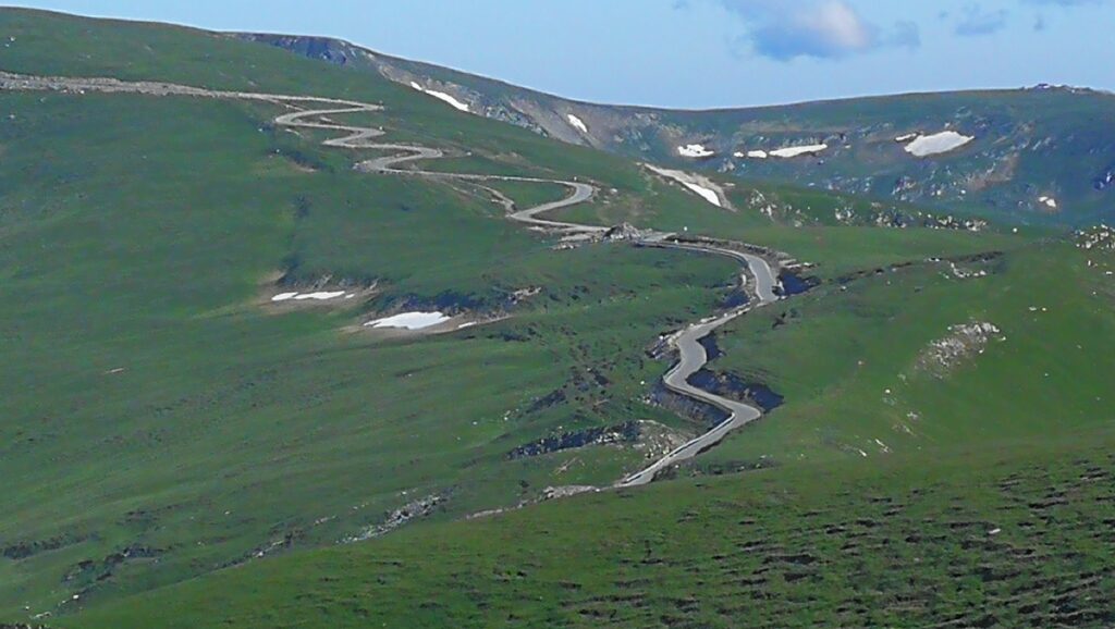 Circulația rutieră pe Transalpina a fost oprită din cauza viscolului și a poleiului (Video)