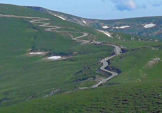 Circulația rutieră pe Transalpina a fost oprită din cauza viscolului și a poleiului (Video)