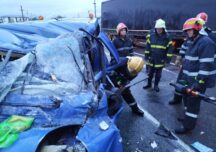 Iași: Un autobuz s-a răsturnat peste o mașină, după ce a lovit un TIR. Doi morți și mai mulți răniți în stare gravă (Foto&Video)
